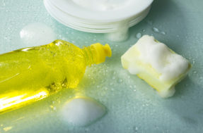 Ingerir detergente deixado na louça faz mal? Estudo faz alerta preocupante
