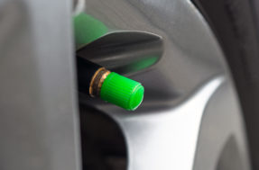Seu carro pode ajudar: 5 formas de economizar combustível sem deixar de usá-lo