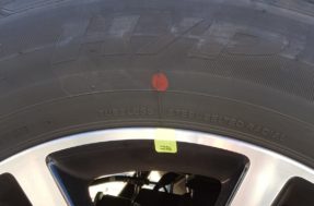 O mistério por trás do ponto vermelho do pneu que ninguém nunca te contou