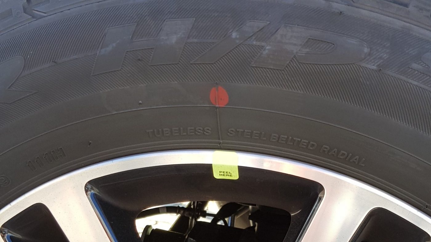 Motorista, você sabe o que o ponto vermelho no pneu do carro quer dizer?