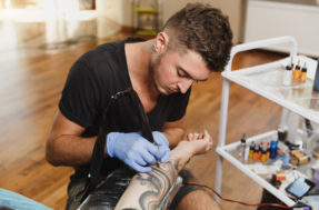 ‘Dá para cobrir?’: ESTAS são as tatuagens que mais causam arrependimento