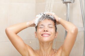 Você toma banho de frente ou de costas para o chuveiro? Polêmica bomba no TikTok