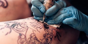 O que significa a tatuagem de arame farpado no mundo do crime?