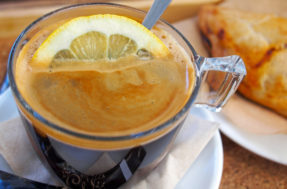 Café com limão: receita viral do TikTok para emagrecer funciona mesmo?