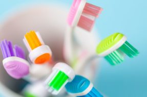3 perigos em deixar a escova de dente no banheiro, segundo dentistas