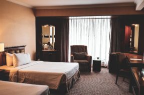 Filme de terror! Homem vive pesadelo em hotel ao sentir cheiro estranho no quarto
