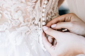 Noiva suja o vestido de casamento e maquiadora remove mancha com truque simples