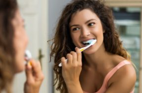 Descubra 6 truques caseiros para clarear os dentes de forma natural