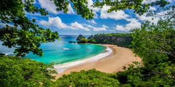 Impressionante praia brasileira é eleita a MELHOR do mundo e choca turistas