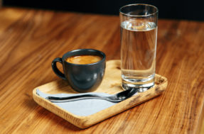 Copinho de água com café: combinação perfeita ou desnecessária?