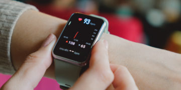 Em risco: 95% das pulseiras dos smartwatchs detém bactérias nocivas; como limpar?