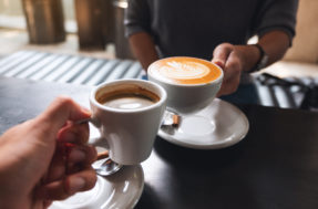 Por que você deveria colocar sal no café – e como fazer isso do jeito certo