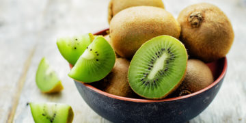 Você comeria? Benefícios do consumo da casca do kiwi são revelados
