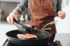 Cozinha impecável: truque ‘raiz’ ACABA com odor de peixe frito na hora