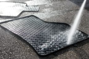 Não precisa de aspirador de pó: como limpar o tapete do carro com bicarbonato
