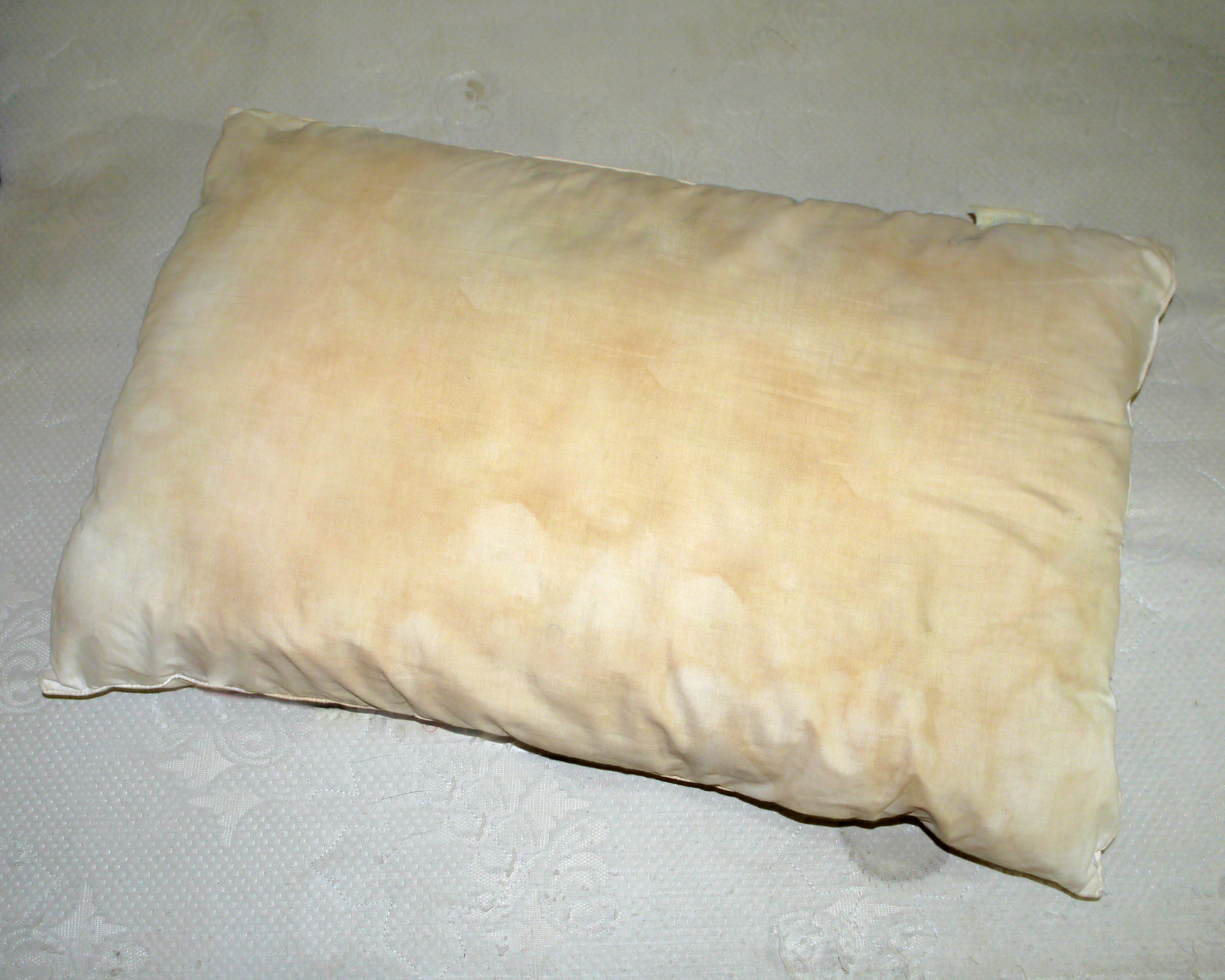 Revelada a técnica PERFEITA para limpar travesseiro sujo e amarelado