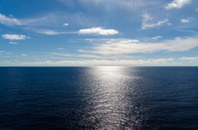 Por que o mar é azul se a água é transparente? A ciência responde!