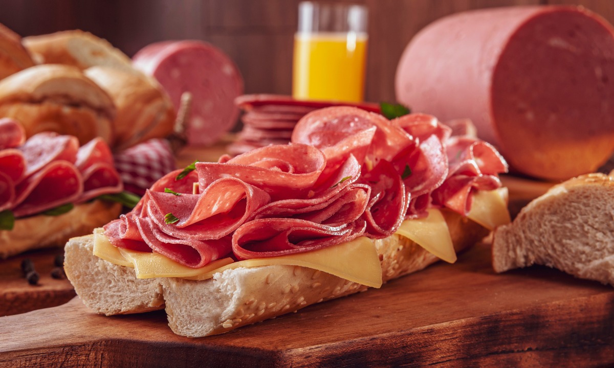 Como é feita a mortadela