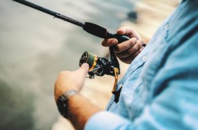 Pescaria termina com homem fisgando peixe com ‘dentes humanos’ nos EUA