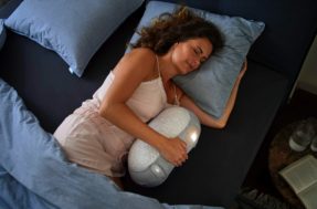 De conchinha é melhor: vantagens de dormir abraçado ao travesseiro