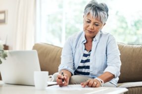 Doméstica aposentada: afinal, profissional pode trabalhar de carteira assinada?