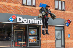 Pizza voadora: rede surpreende clientes com entregas em mochila a jato