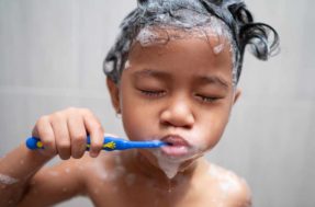 Você escova os dentes durante o banho? Pare com isso imediatamente