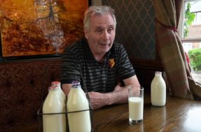 Após ficar sem aposentadoria, entregador de leite recebe R$ 91 mil de forma surpreendente