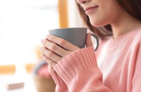 Cuidado ao esquentar o café no micro-ondas: hábito pode causar câncer!