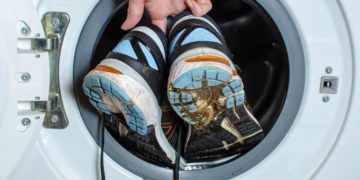 Veja qual é a forma mais segura de limpar calçados na máquina de lavar