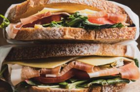 Turista pede para partir um sanduíche ao meio e caso viraliza na internet