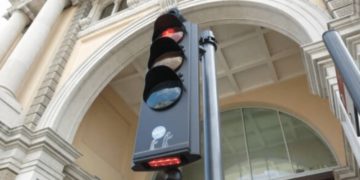 Semáforo italiano mira em quem não tira o olho do celular nem na hora de atravessar a rua