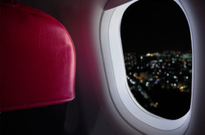 Mistério das luzes: afinal, por que o avião fica escuro durante a noite?