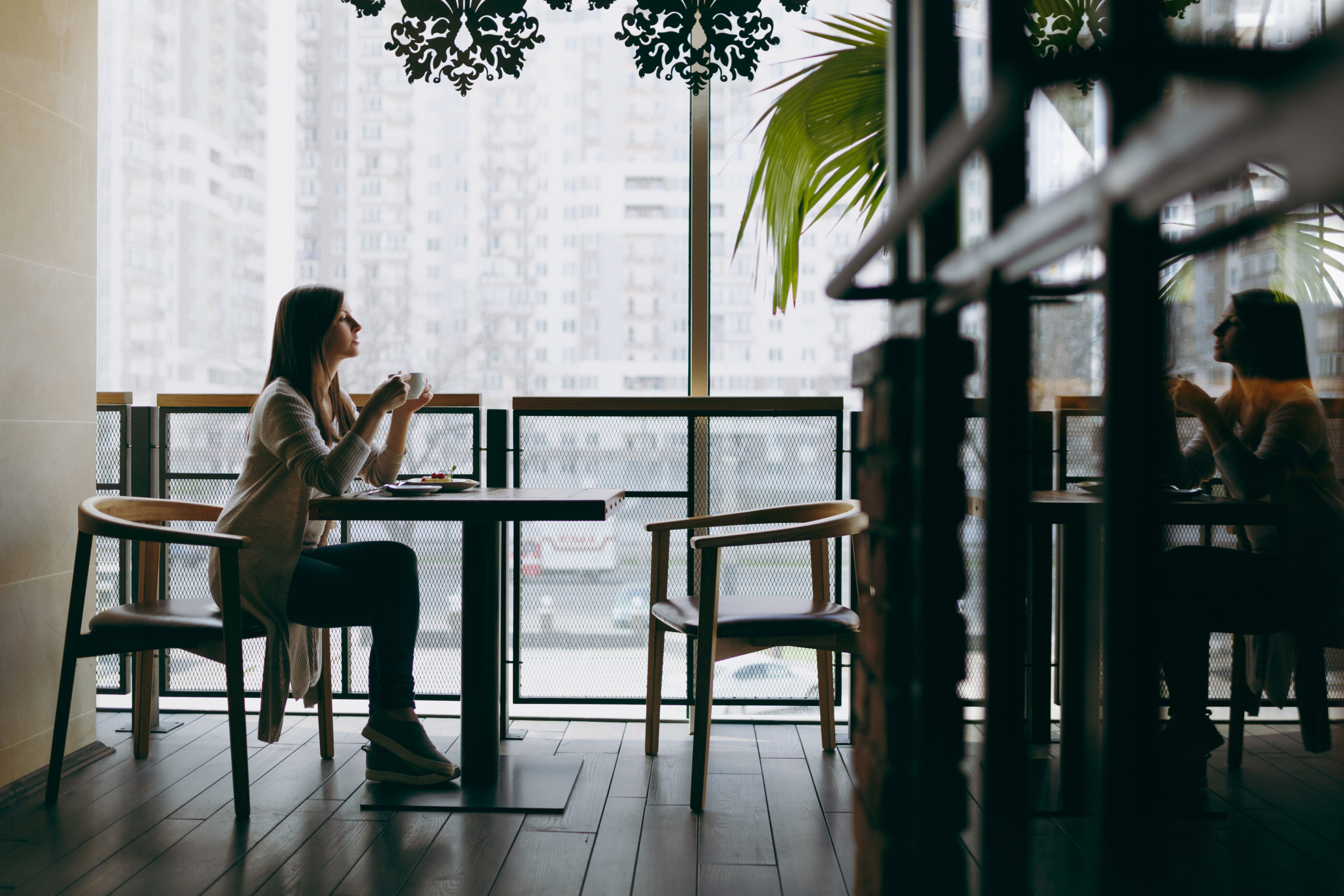 Занять место за столиком. Working место в кофейне у окна. Человек с кофе у жалюзи. Студия Shutterstock.
