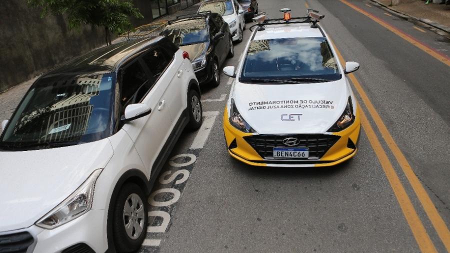 Automóveis com o logotipo da CET (Companhia de Engenharia de Tráfego) equipados com câmeras no teto e GPS