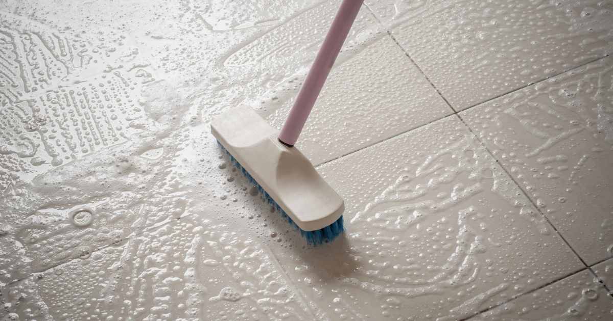 A magia da água quente: otimizando a limpeza do seu piso