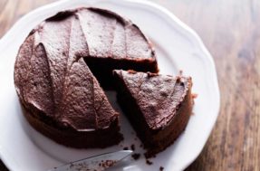 Emagreça com prazer: receita de bolo de chocolate fit vai salvar sua dieta