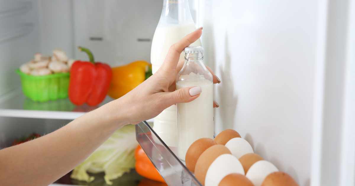 Você guarda leite na porta da geladeira? 5 motivos para parar agora mesmo