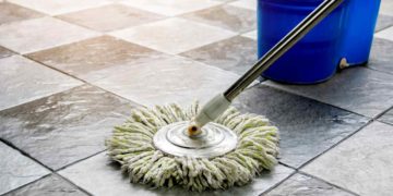Veja como preparar mistura para desencardir piso e remover toda sujeira