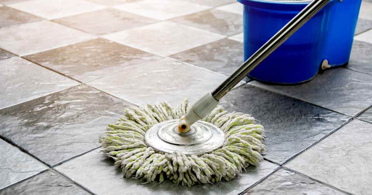 Veja como preparar mistura para desencardir piso e remover toda sujeira