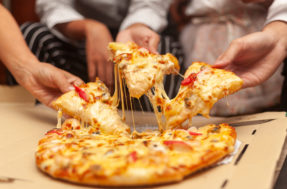 Não é por acaso: papel da ‘mesinha’ de plástico no meio da pizza surpreende