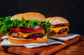 Bacon grátis! Rede de fast food oferece adicional em sanduíches por conta