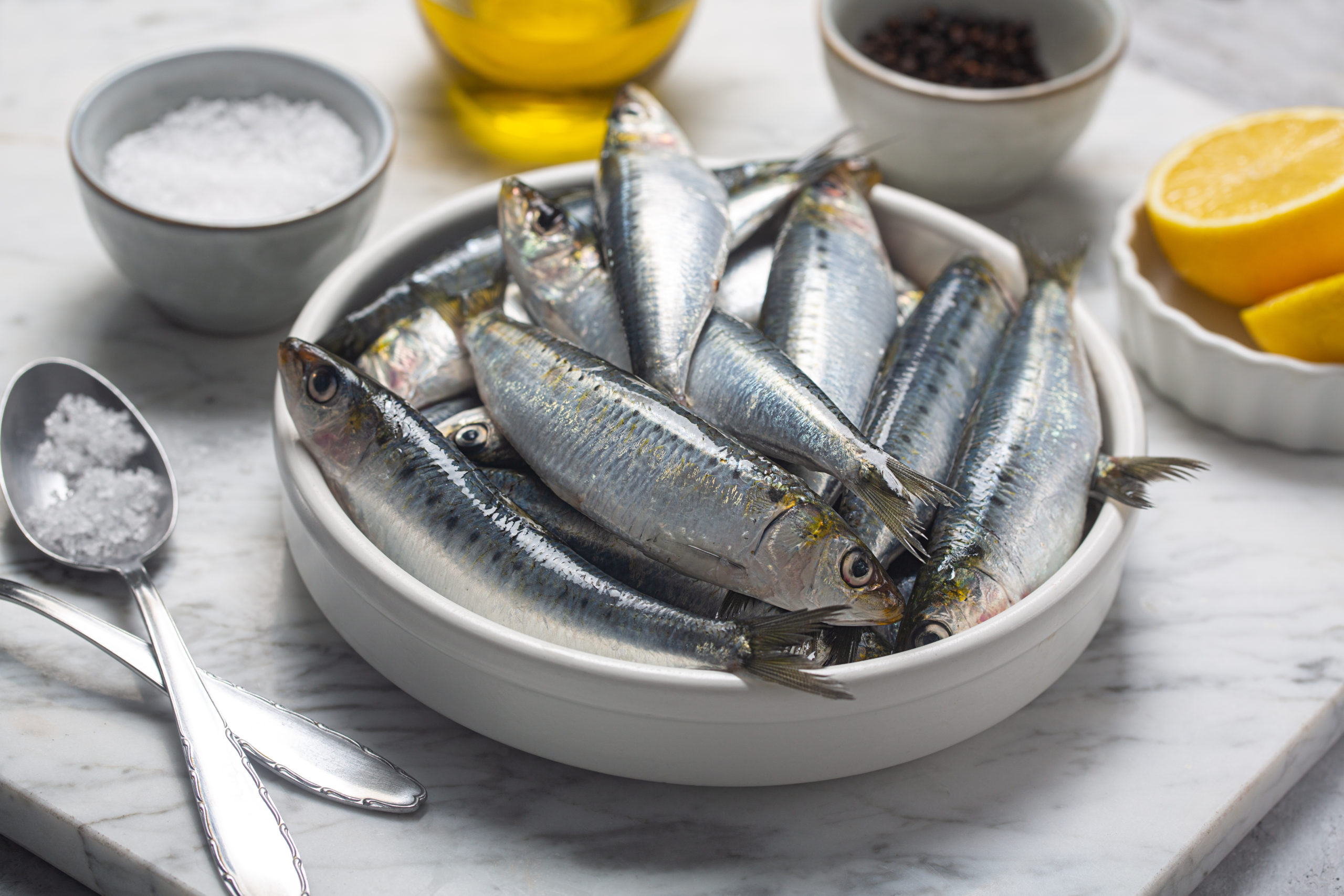 Mulher morre após comer sardinhas mal conservadas em restaurante na França