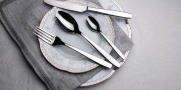 Após as refeições, como você dispõe os talheres te entrega; entenda como