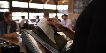 Conta em restaurante (Imagem:Shutterstock/Monkey Business Images)
