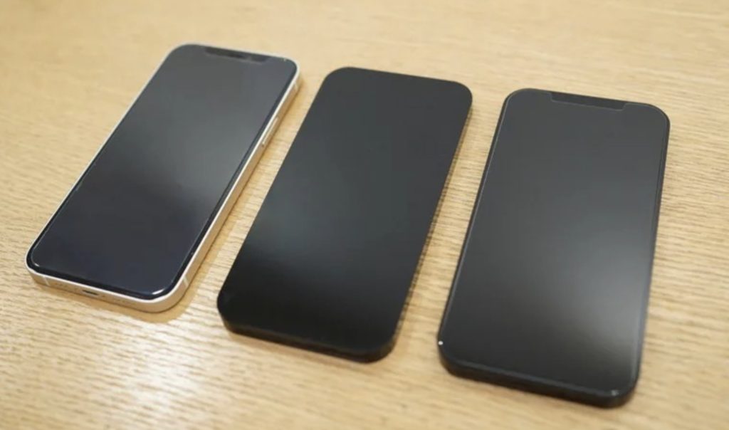 Um smartphone de verdade (esquerda) e dois Acryphone (meio e direita) - (Imagem: Mainichi/Yusuke Hiratsuka)