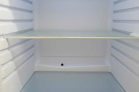 Mistério é revelado: para que serve o buraco no fundo da geladeira?