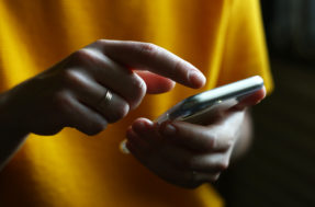 Médica especialista em mãos faz alerta para quem digita no celular usando os polegares
