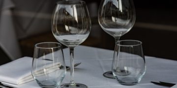 Como os restaurantes mantêm seus copos de vidro sem embaçar e brilhando: veja aqui