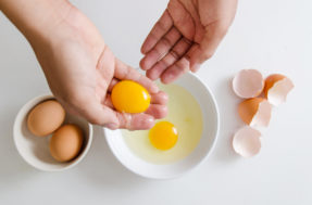 Truque secreto de separar a gema do ovo que chefs não revelam a ninguém